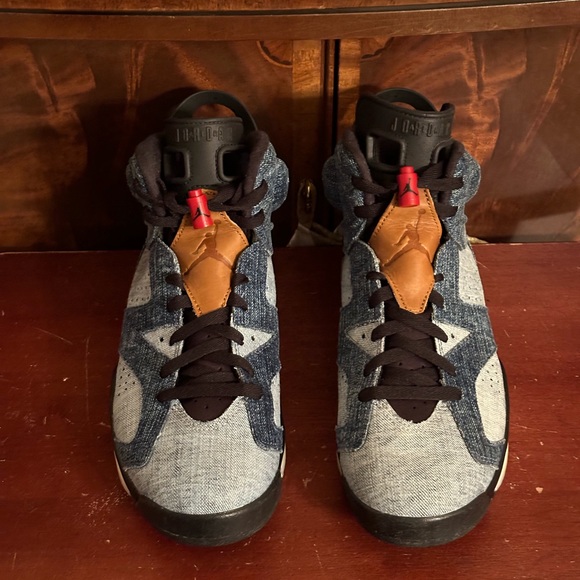 Athletic_Shoes